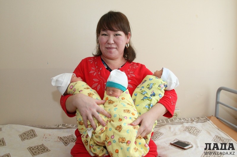 Гульмира Сугралиева с дочками. Фото Ольги Ярославской