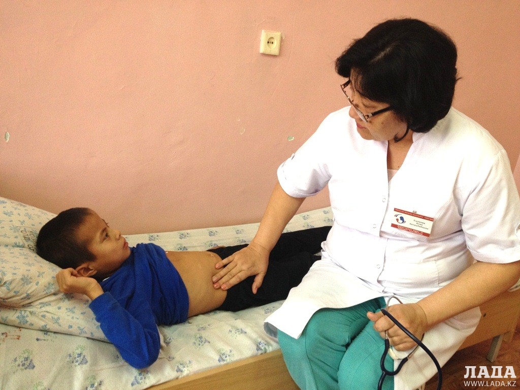Алия Ешимова осматривает пациента. Фото автора
