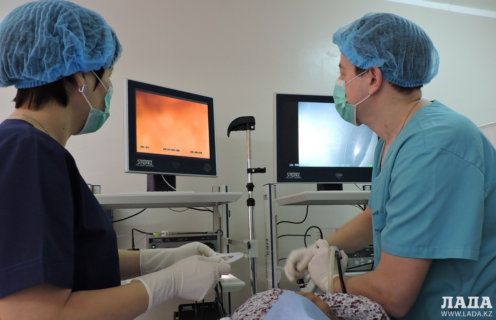 Онкологи во время операции. Фото автора из архива Lada.kz