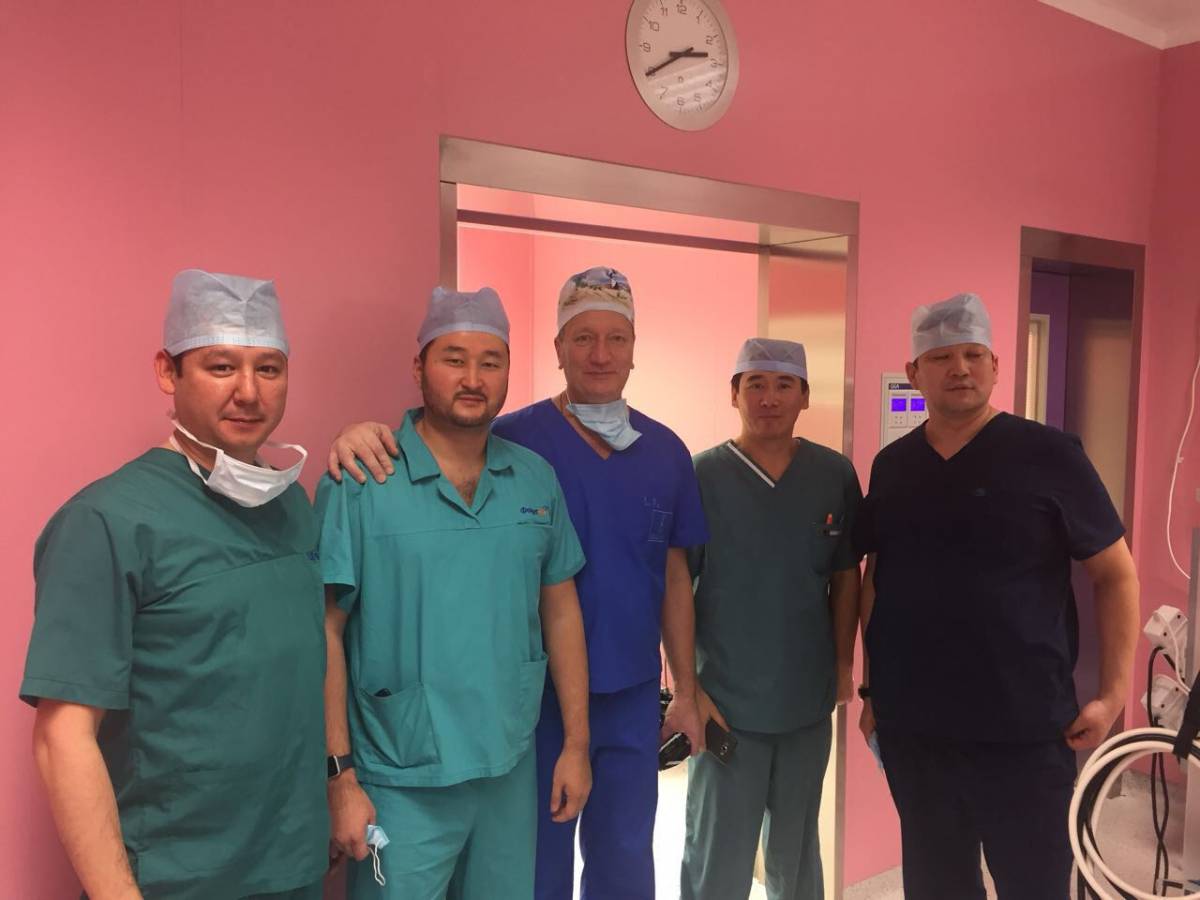 Профессор Галямов (в центре) с мангистаускими хирургами. Фото предоставлено МОБ