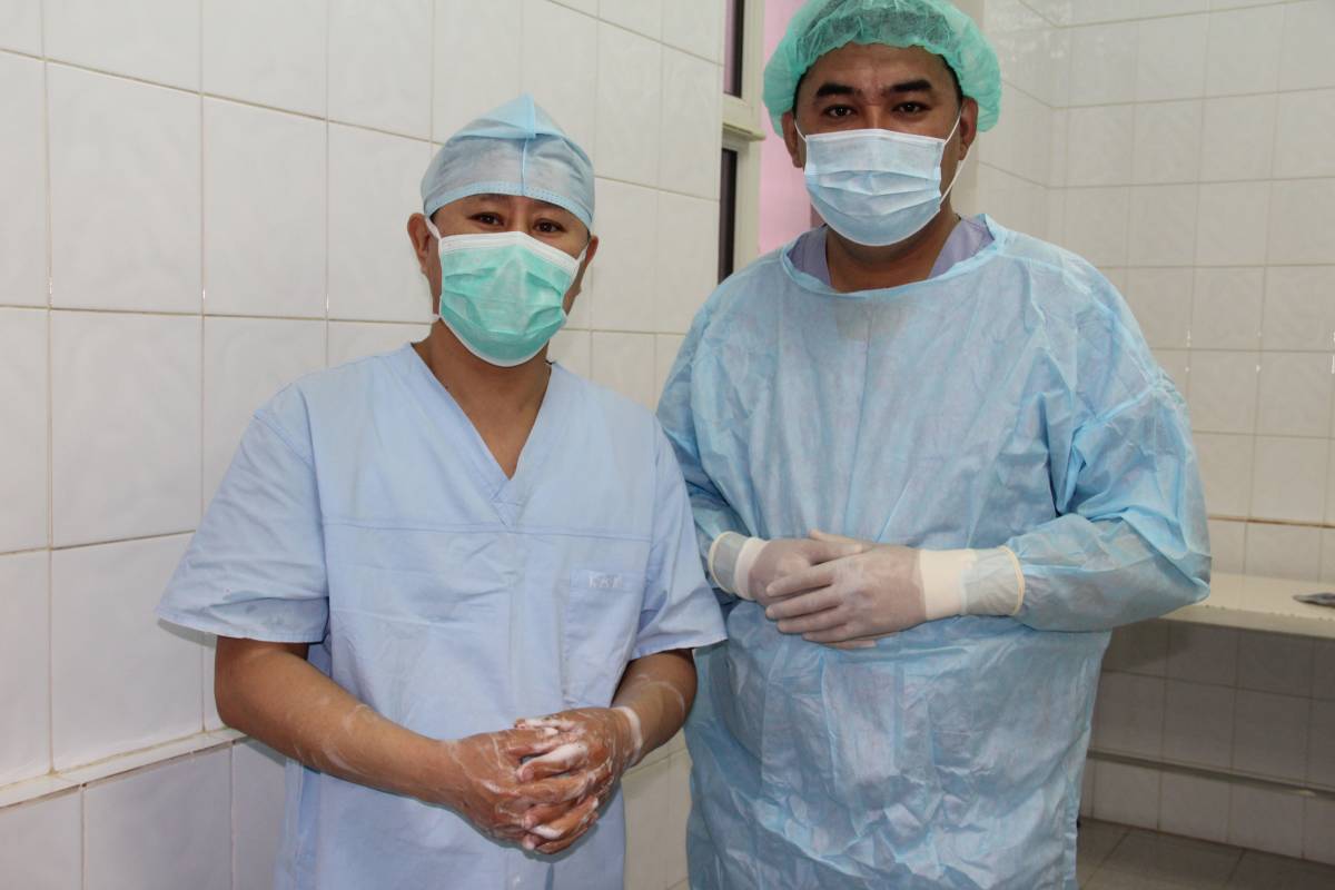 Курман Кайранов (слева) после операции.Фото предоставлено больницей