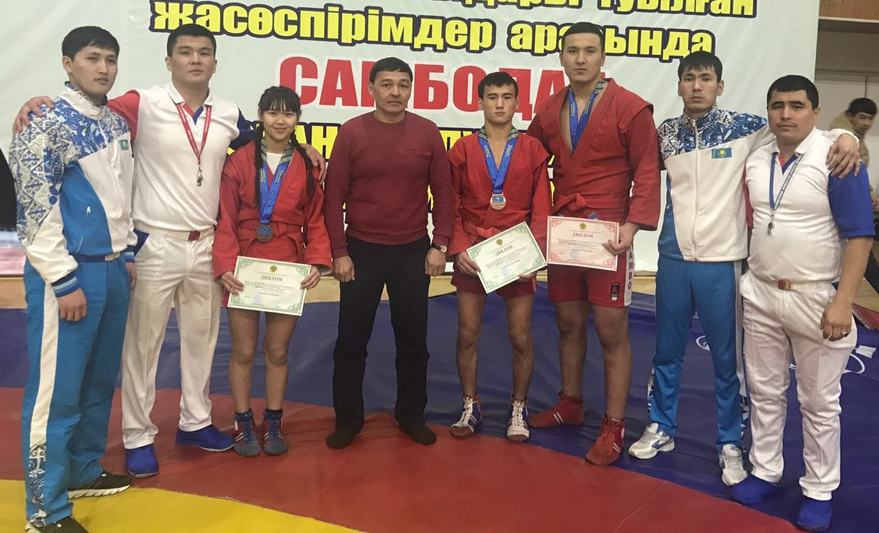 Мухаммет Зулкарнаев (третий справа), победители и тренеры из Мангистау. Фото предоставлено Е.Сериковым