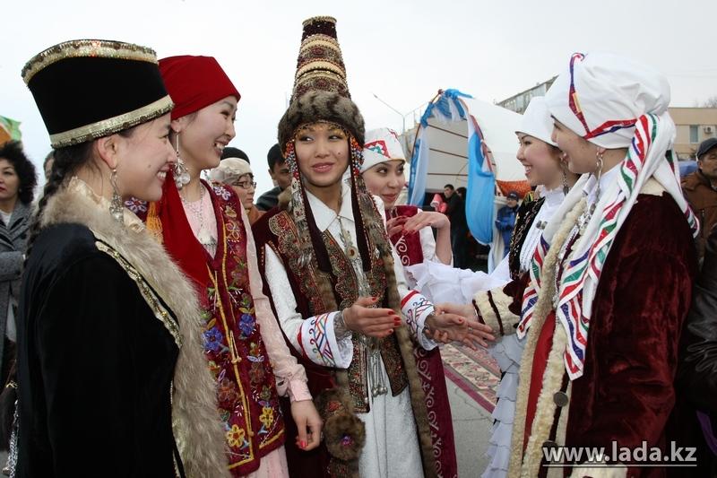 Язык казахского народа. Приветствие казахов. Казахи здороваются. Праздники казахов. Наурыз обычаи и традиции казахов.