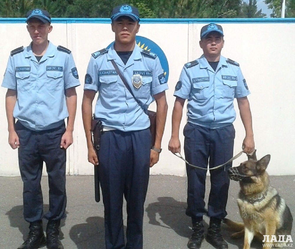 Военнослужащие с собакой по кличке Босс. Фото пресс-службы РгК «Батыс»