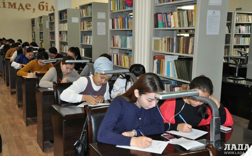 Жители Актау приняли участие в написании диктанта на латинице. Фото Кадырбека Абитова