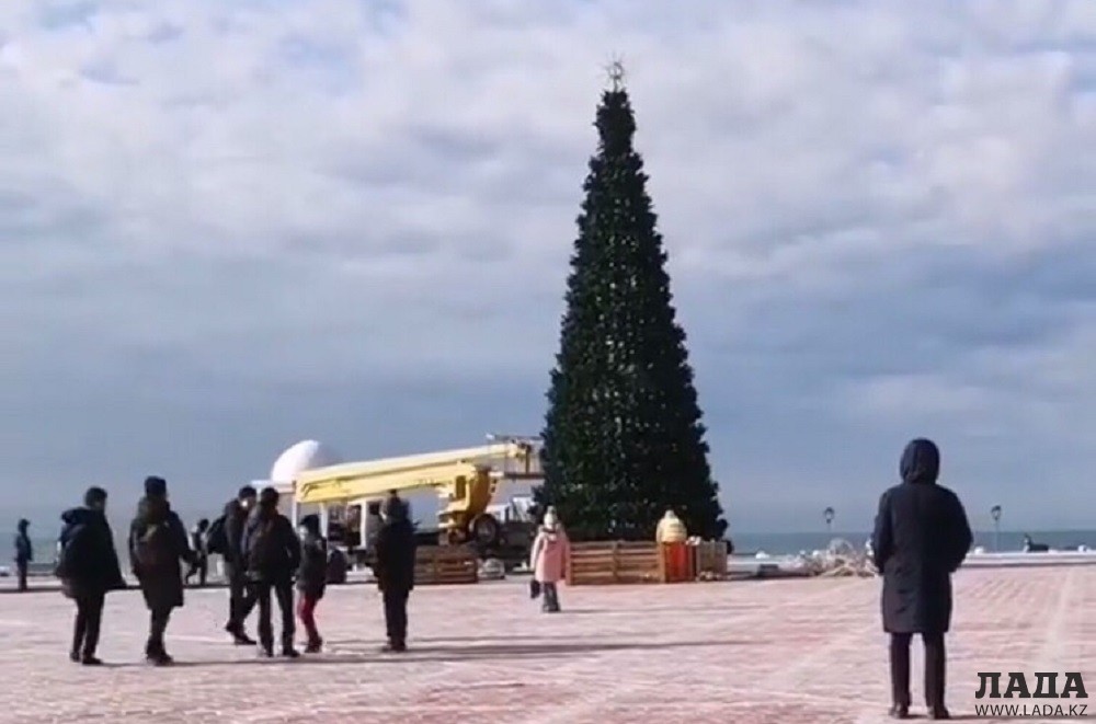 елка на городской площади. актау. казахстан город астана елка. актау новогодний фото. горно алтайск елка.