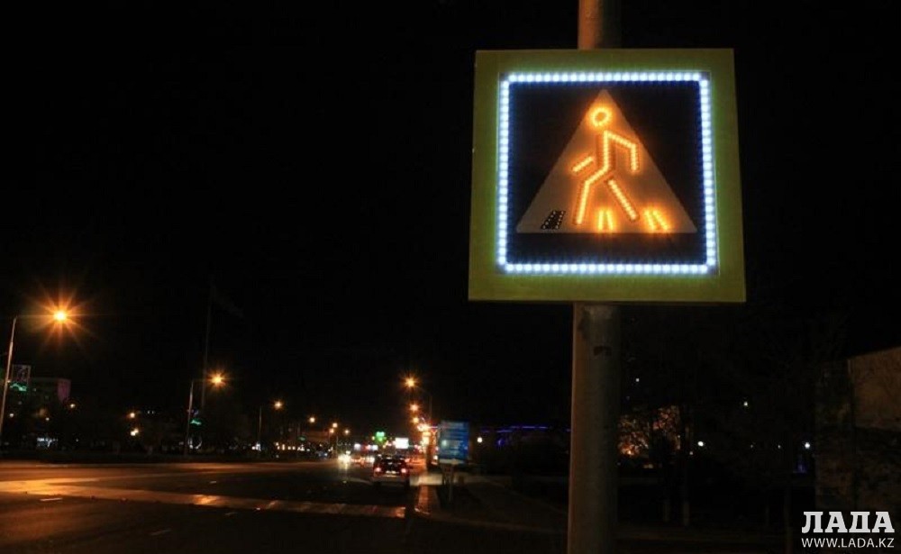 Подсветка пешеходного перехода. Современные г-образная опора для освещения для пешеходных переходов. На пешеходном подсветка в ромбик.