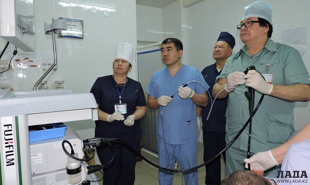 Болат Кереев с коллегами проводит операцию. Фото автора