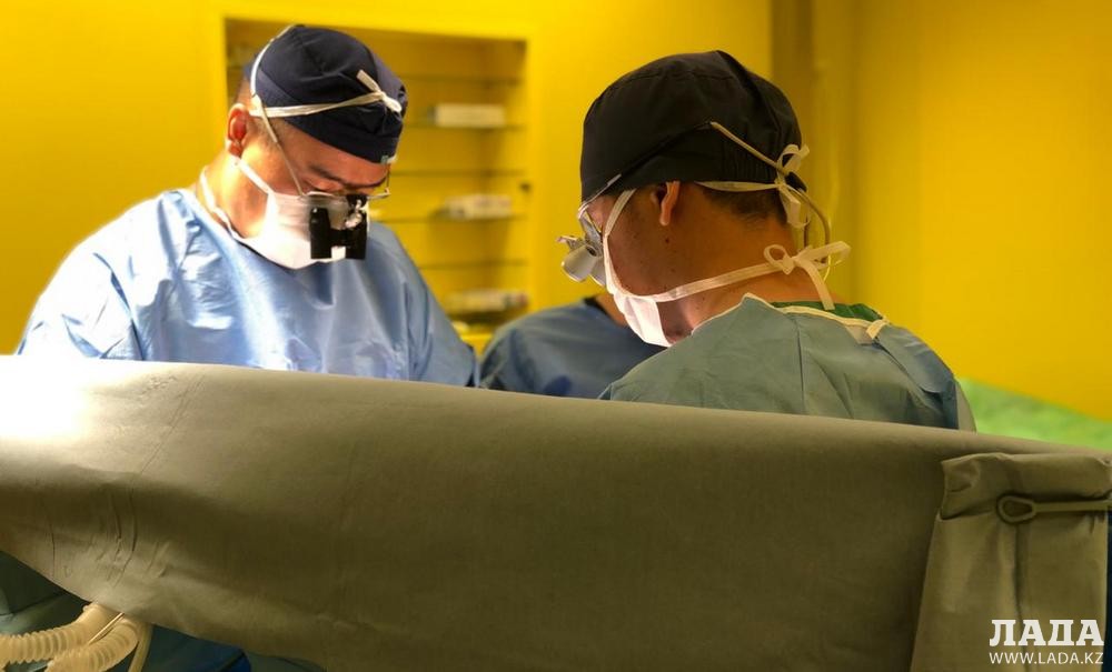 Кардиохирурги в операционной. Фото предоставлено Е.Ордабаевым