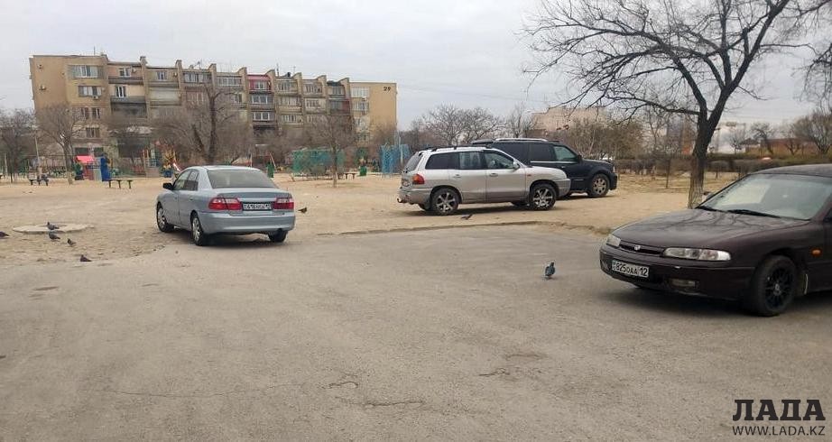 Машины паркуются на детской площадке в 5 микрорайоне