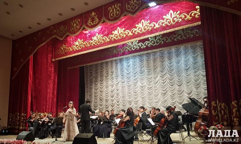 На сцене симфонический оркестр. Фото из архива Lada.kz