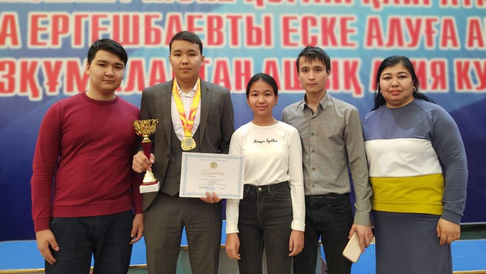 Чемпион кубка Азии с тренером (первая справа). Фото предоставлено Г.Жакиевой