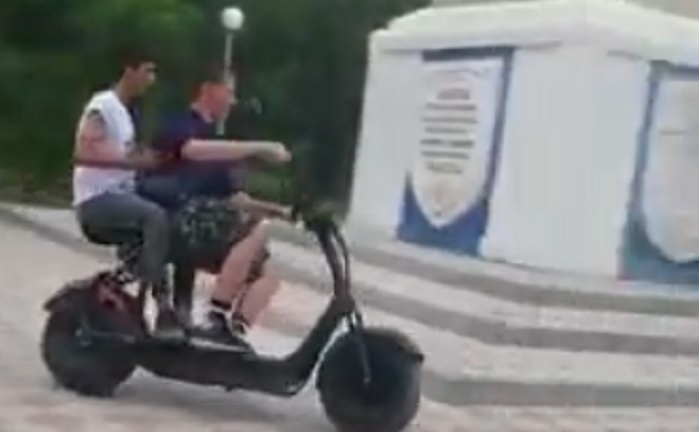 Машины сбивают людей