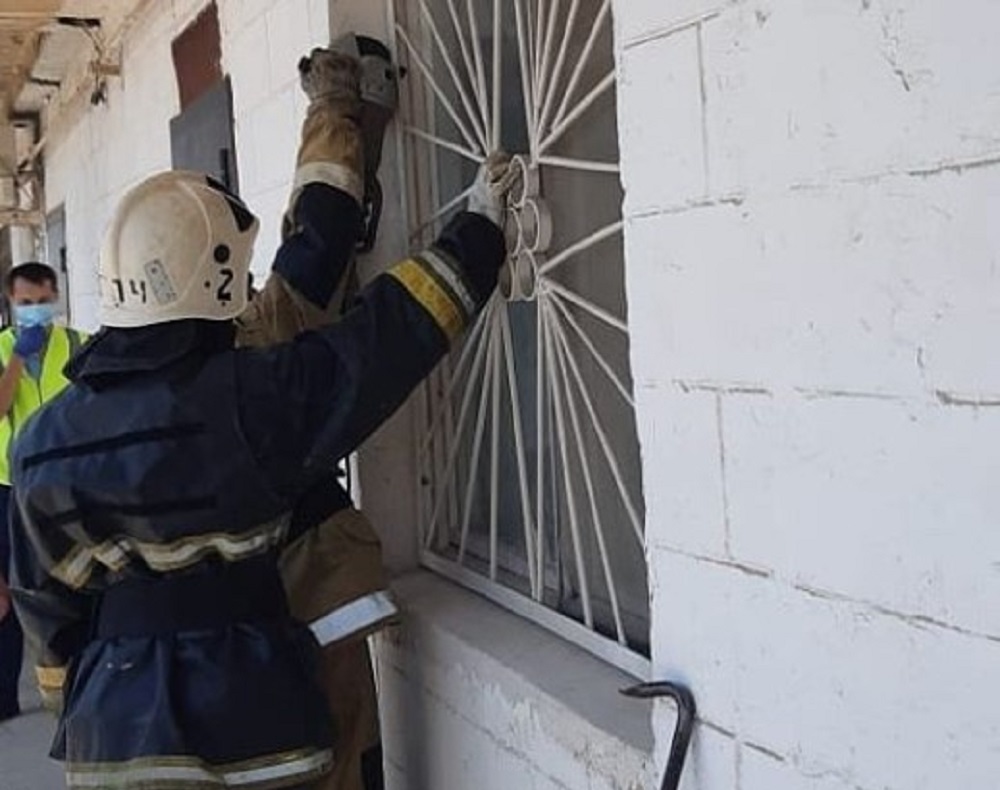 Пожарные срезают окно в квартире