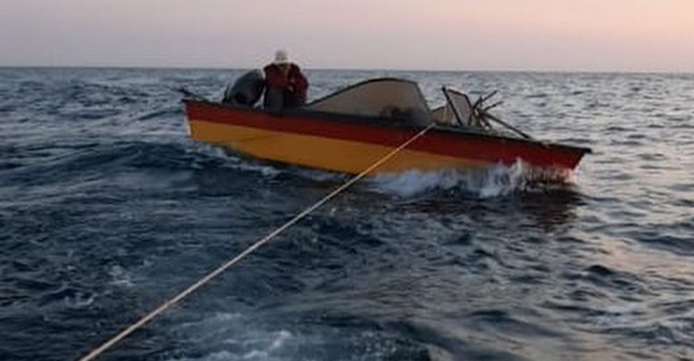 Отбуксировка лодки. Фото предоставили в ДЧС региона