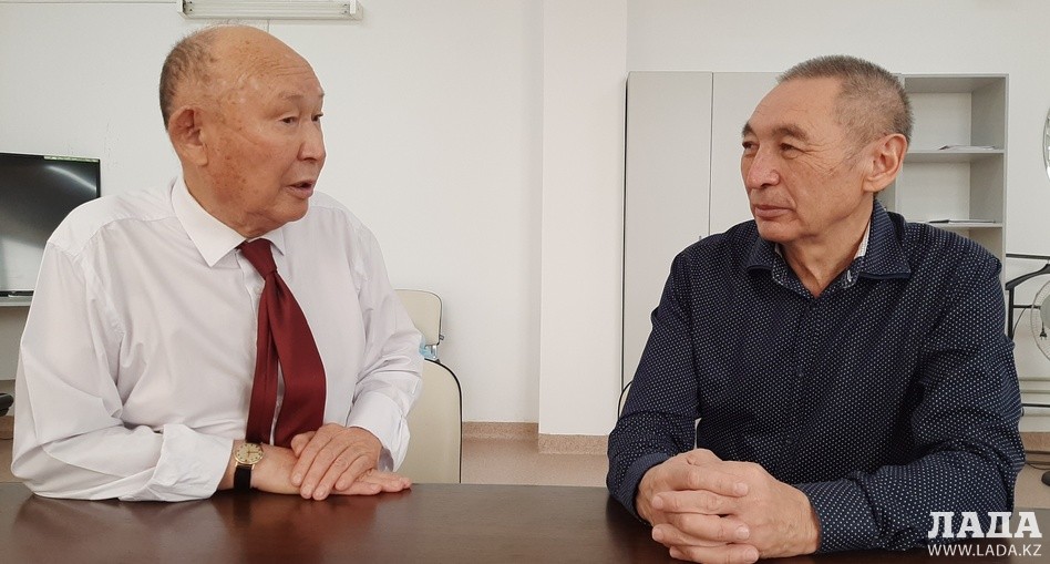 Р.Каракулов (слева) и Г.Адильбаев в онкоцентре Мангистау. Фото автора