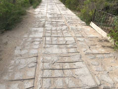 Разбитые тротуары внутри микрорайонов города Актау