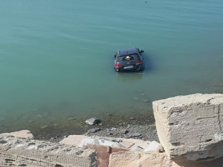 Автомобиль упал в море в Мангистау