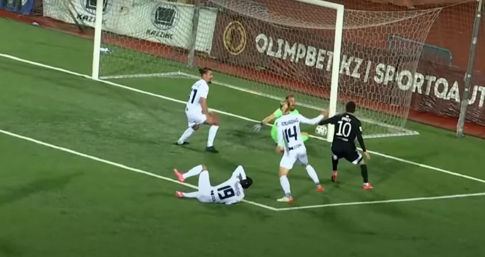 Нападающий «Шахтёра» Идрис Умаев отправляет мяч в ворота «Каспия». Кадр видео