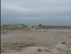 С чьего разрешения роют канал на море?