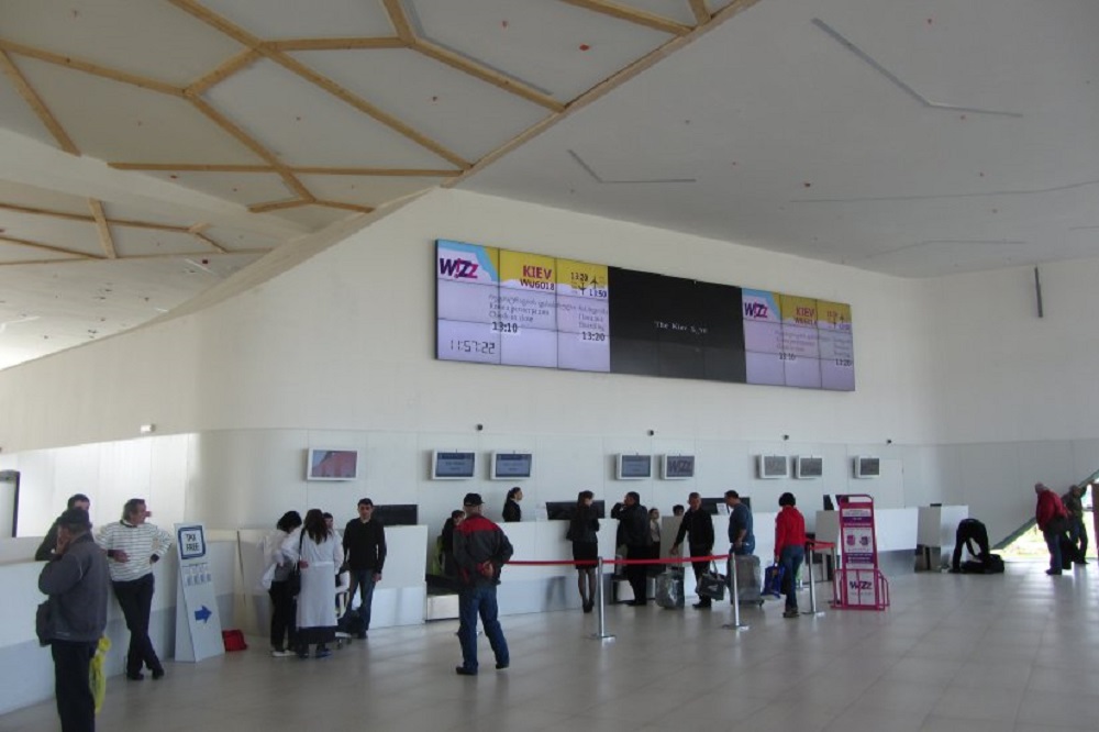 Аэропорт батуми вылет. Кутаиси аэропорт зал ожидания. Аэропорт Кутаиси внутри. Международный аэропорт Батуми. Аэропорт Кутаиси 2024.