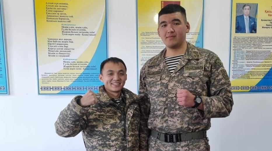 Н.Шалабаев с самым высоким солдатом Азатом Мухамедовым