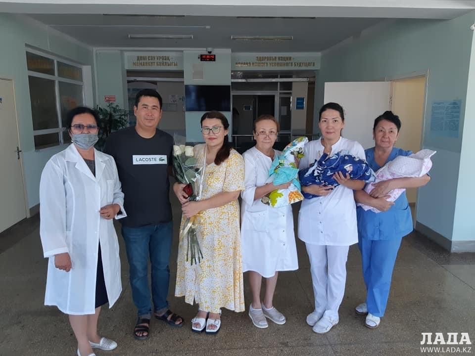 новорожденные с родителями и медперсоналом
