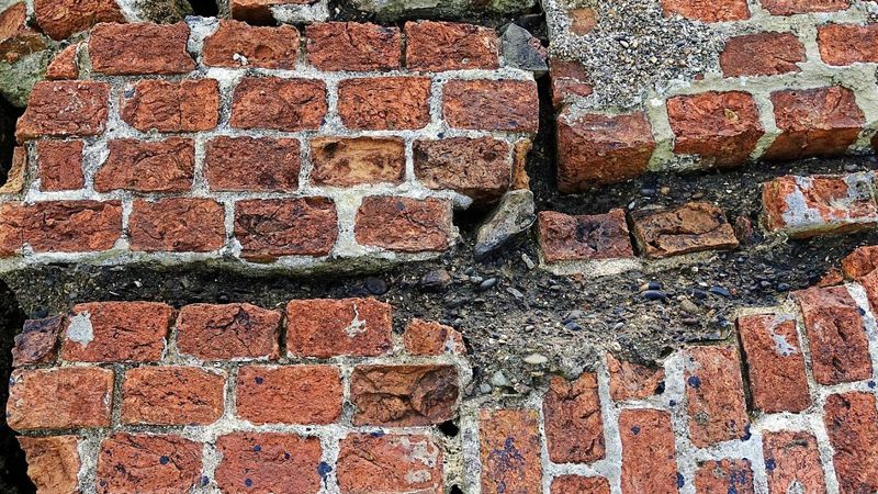 В Атырау обвалилась стена в здании общежития университета