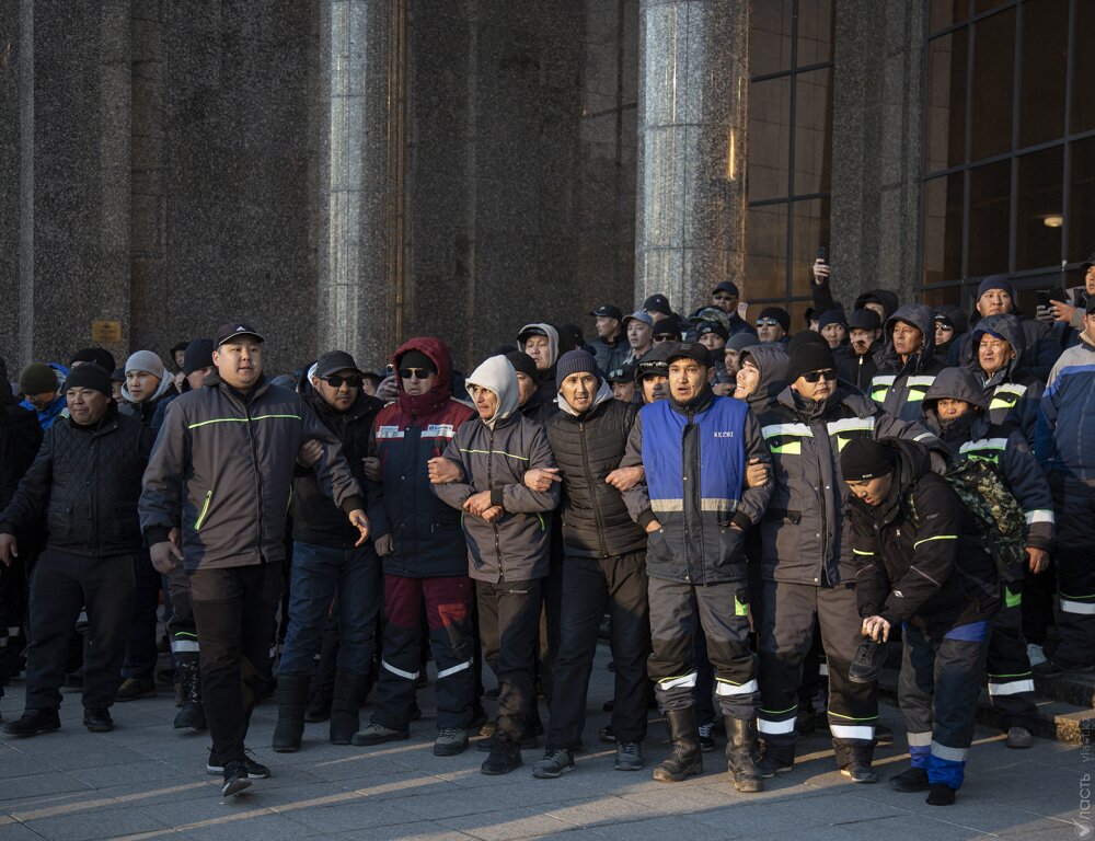 уволенные нефтяники «Берали Мангистау company» у здания Минэнерго в Астане, 11 апреля, фото Жанары Каримовой