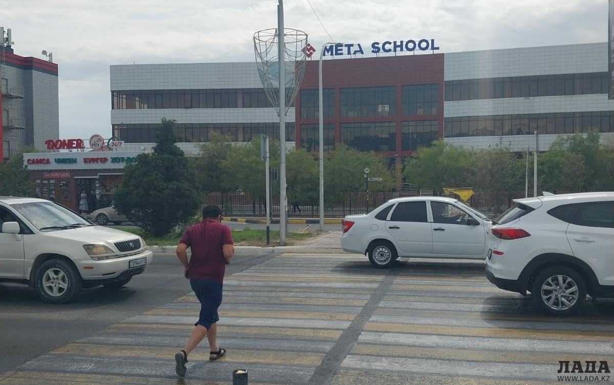 Drivers in Aktau are asking for a traffic light near a school
