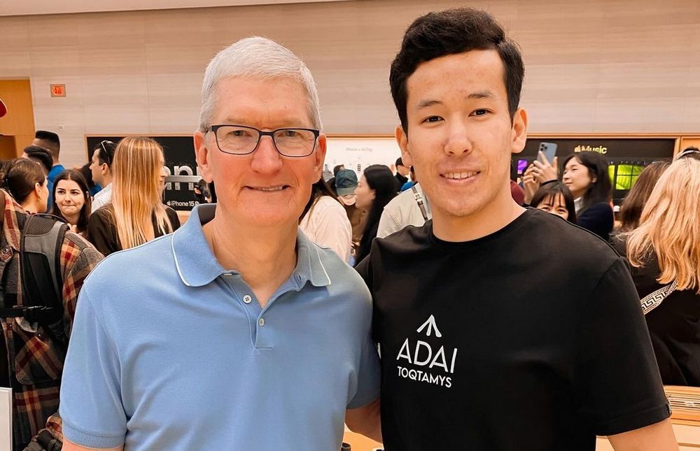 Акан Асылбекулы и генеральный директор Apple. Фото из Instagram