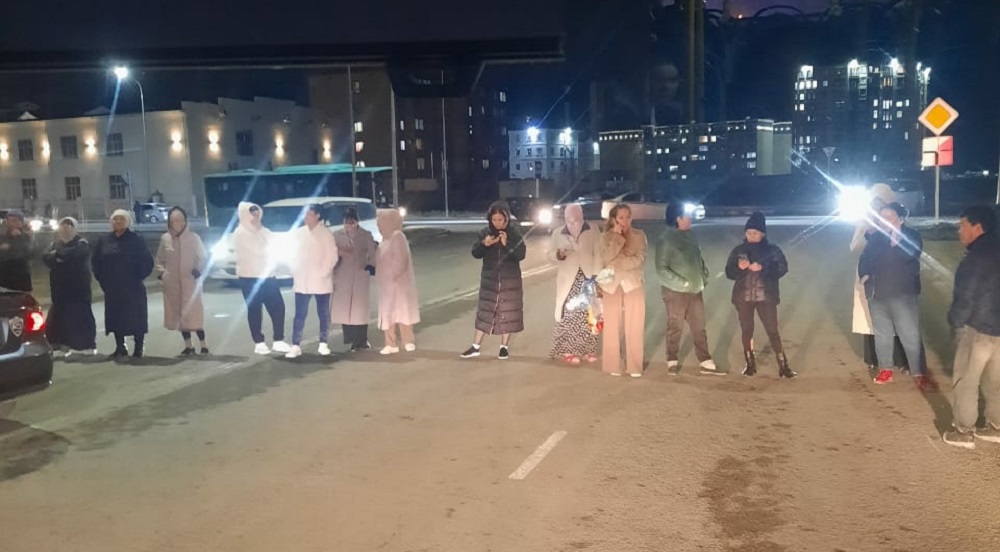 Residents of Aktau blocked the road due to lack of drinking water and heating