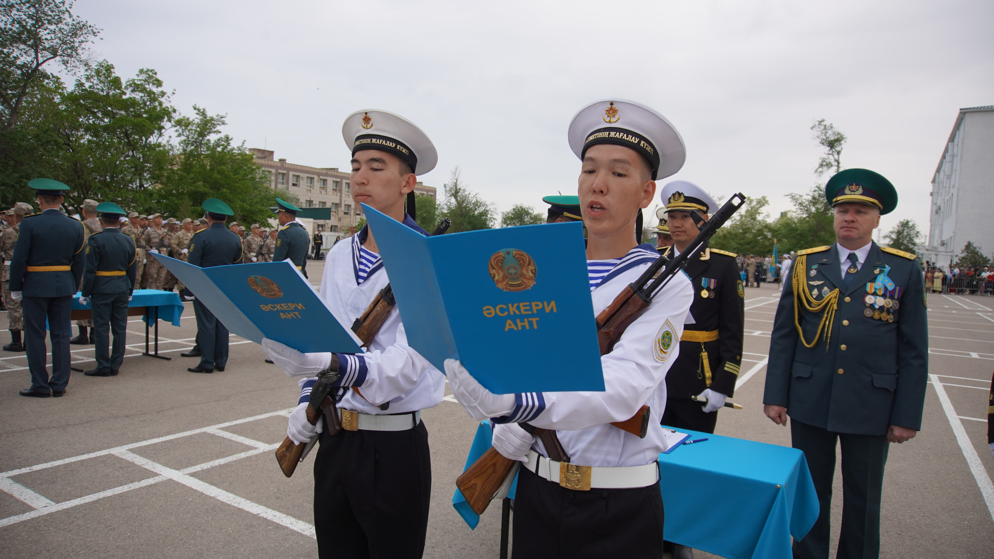 В Актау молодые пограничники приняли военную присягу