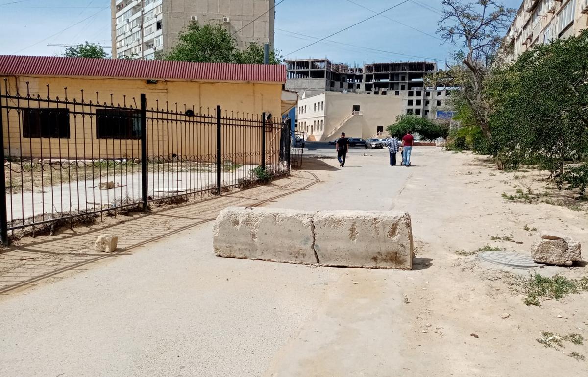 Появление бетонного блока на оживленном тротуаре удивило актаусцев