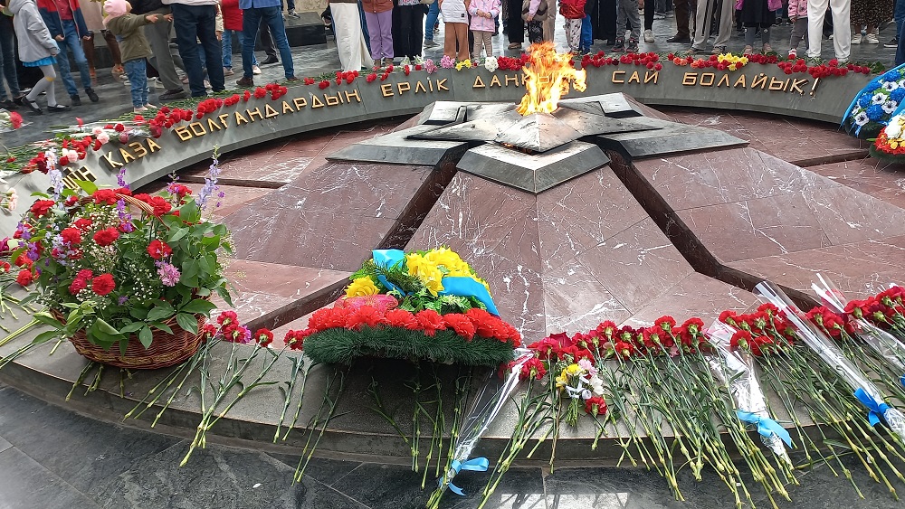 В Актау пройдет церемония возложения цветов к Вечному огню