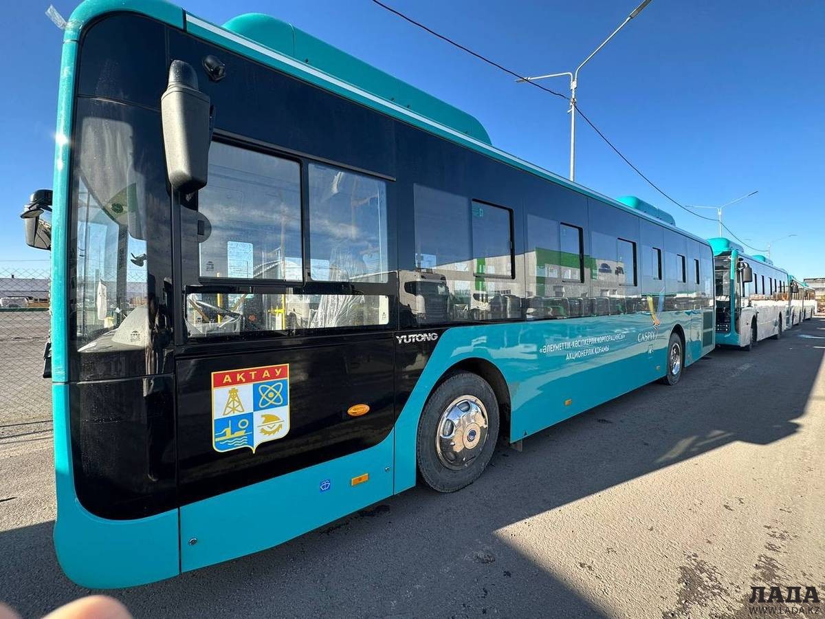 В Актау запустили автобусы по маршруту Актау - аэропорт - Теплый пляж