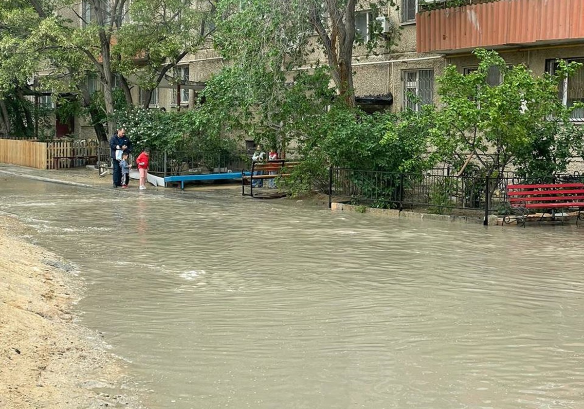 Куда жителям Актау подавать заявки на откачку воды с затопленных улиц?