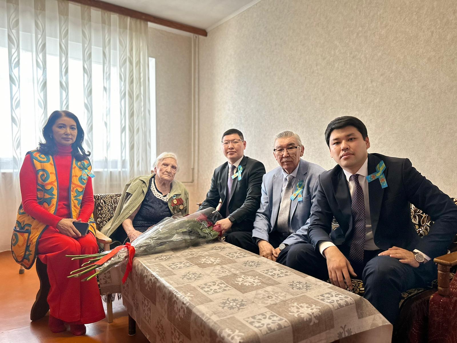 Аким города Актау поздравил ветеранов тыла с праздником