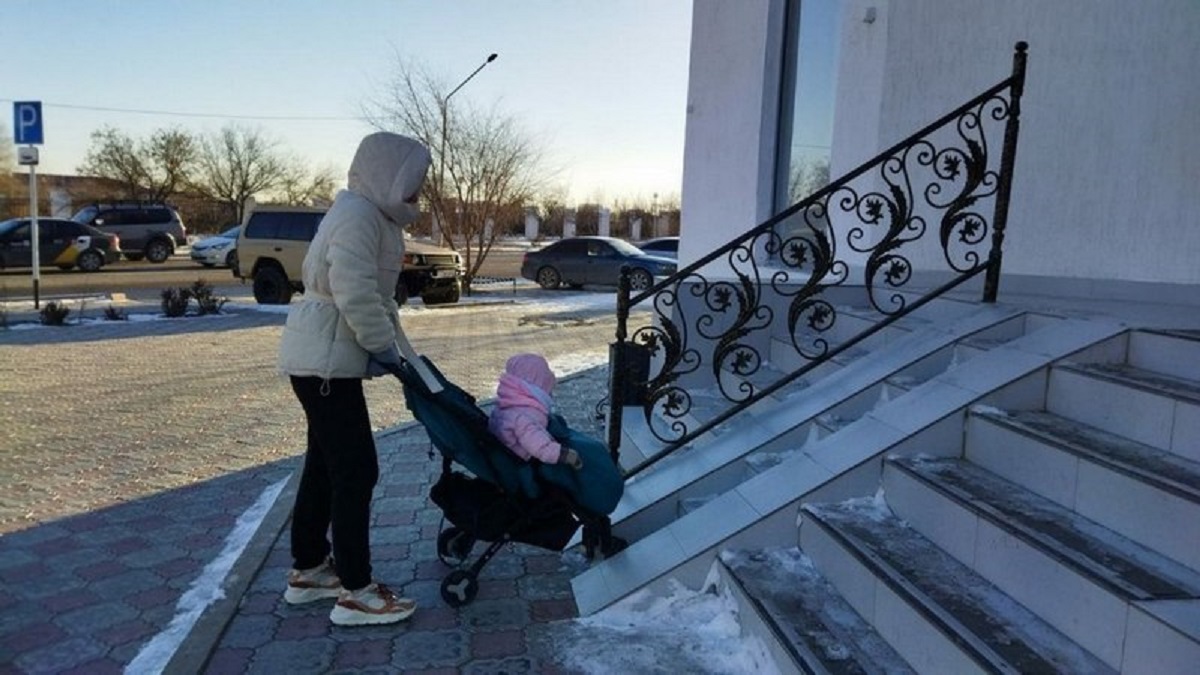 Нет пандусов у аптек и торговых центров: прокуроры Мангистау выявили свыше 100 нарушений
