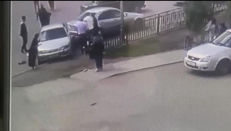 Пятилетний мальчик сбил на машине толпу прохожих в Жезказгане. ВИДЕО