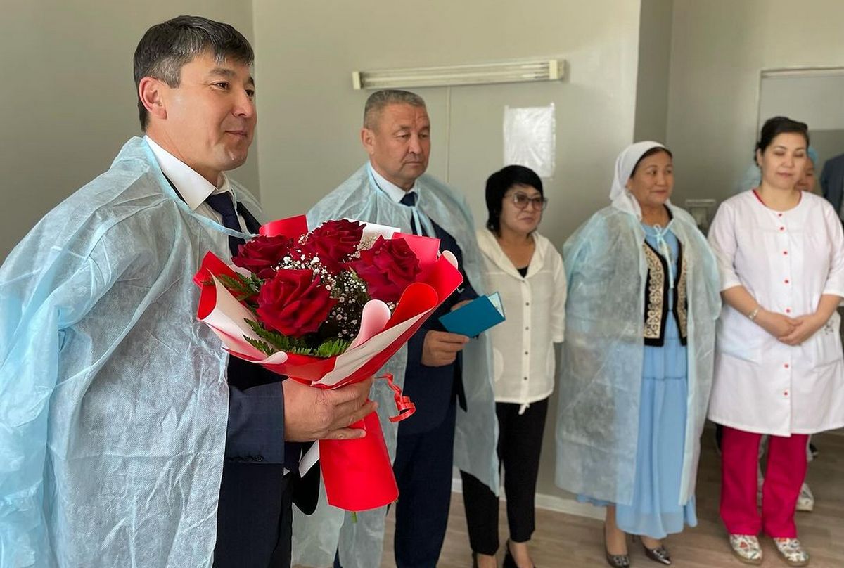 Родившегося первым в День защиты детей малыша поздравили в Мангистау