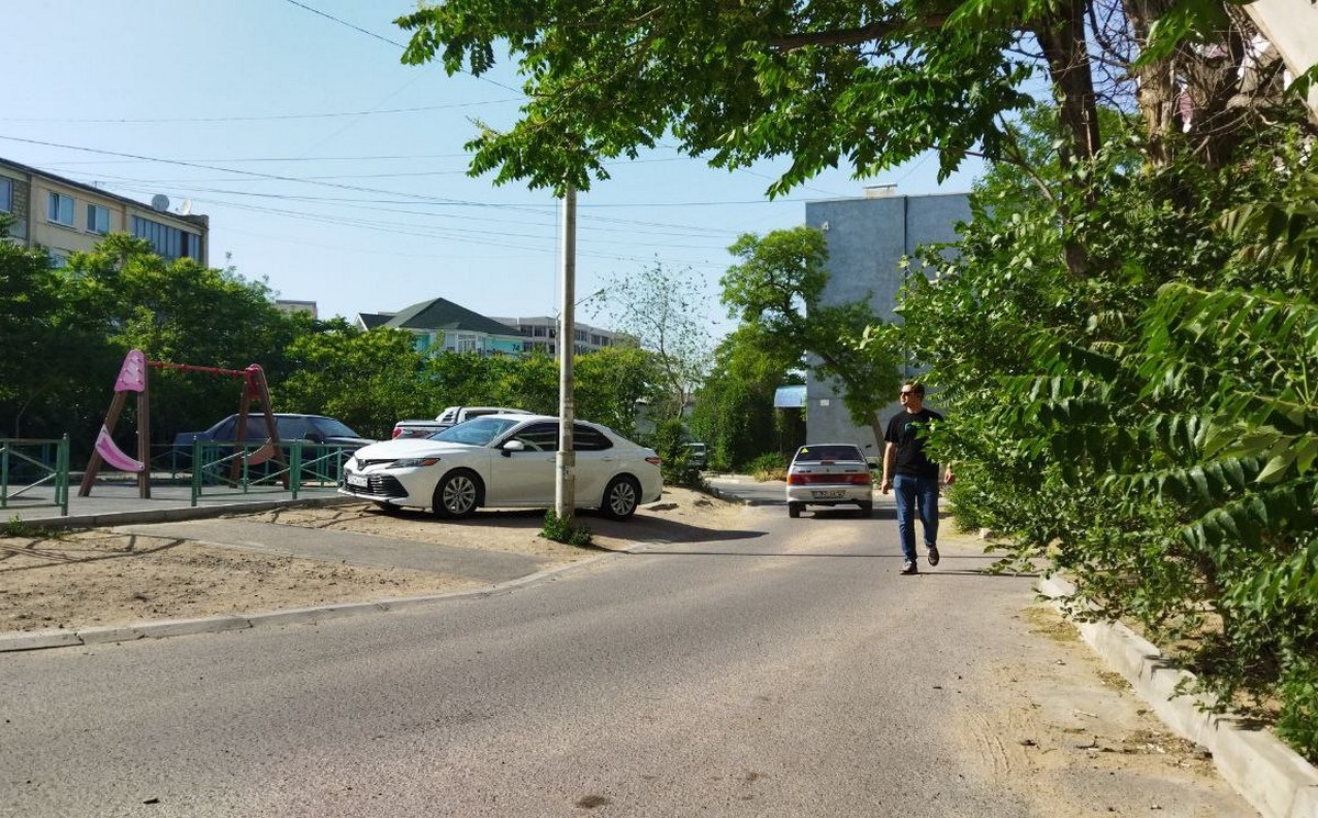 «Лежачих полицейских» во дворе просят установить жители в Актау