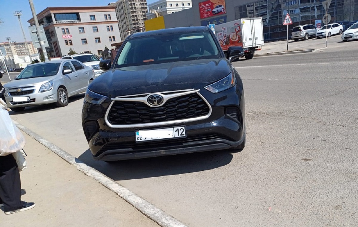 Жители Актау пожаловались на припаркованные автомобили на автобусных остановках и на бездействие полиции