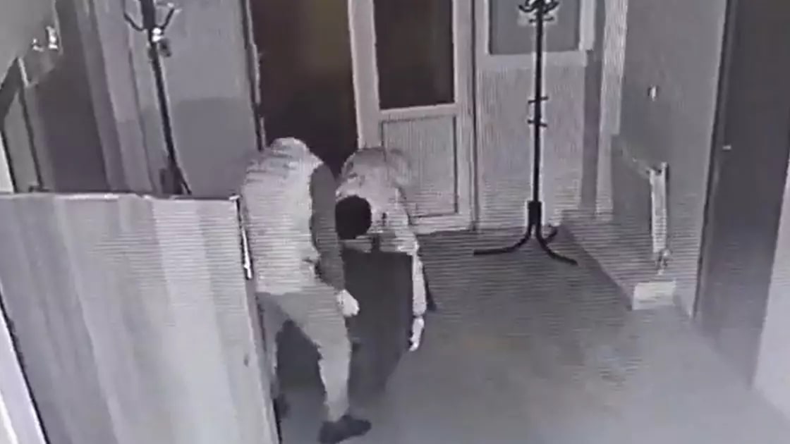 "Надеялись на миллионы": люди в масках вынесли сейф и попали на видео в Акмолинской области. ВИДЕО
