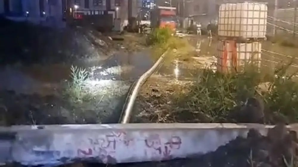 Опоры линии электропередачи обрушились из-за сильного ветра в Атырау. ВИДЕО