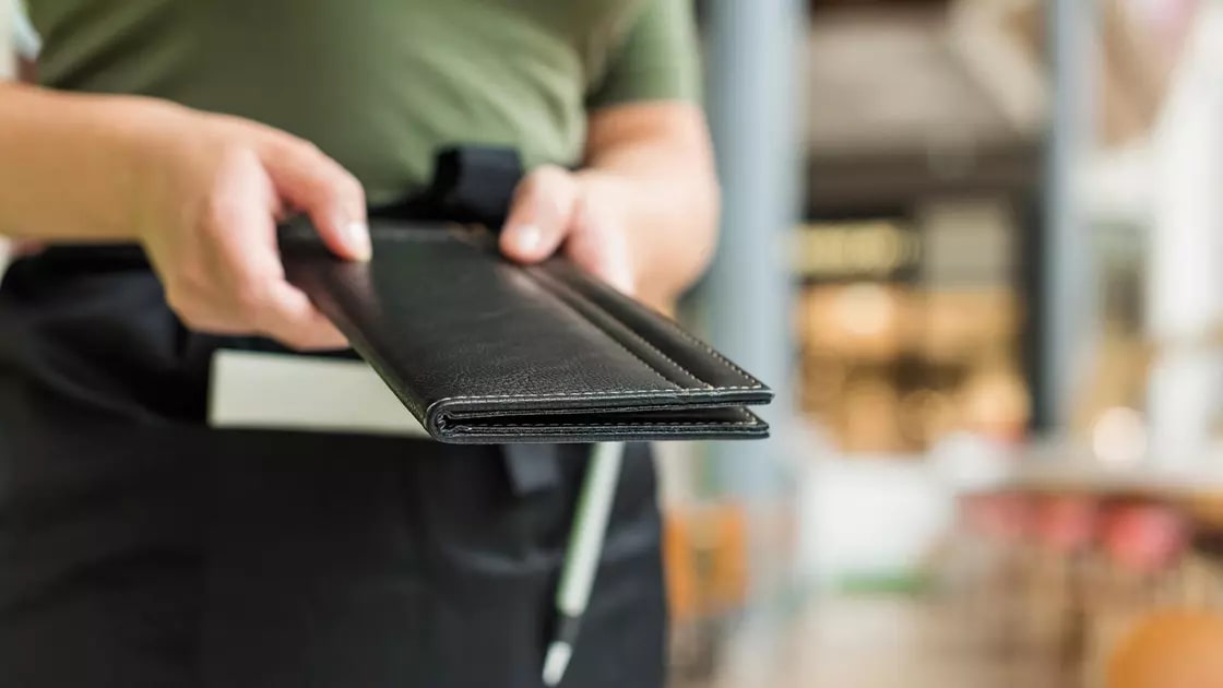 Обязаны ли казахстанцы платить 10% за обслуживание в кафе и ресторанах