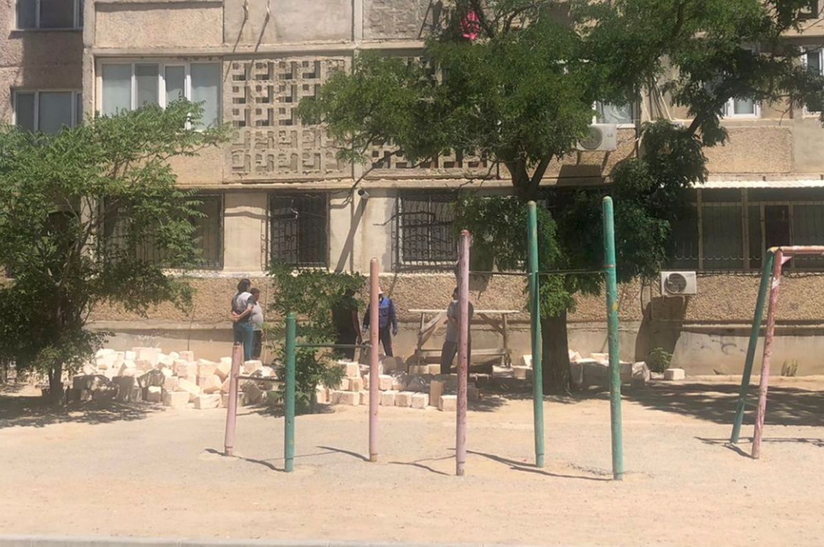 Против пристройки к дому выступили жильцы пятиэтажки в Актау