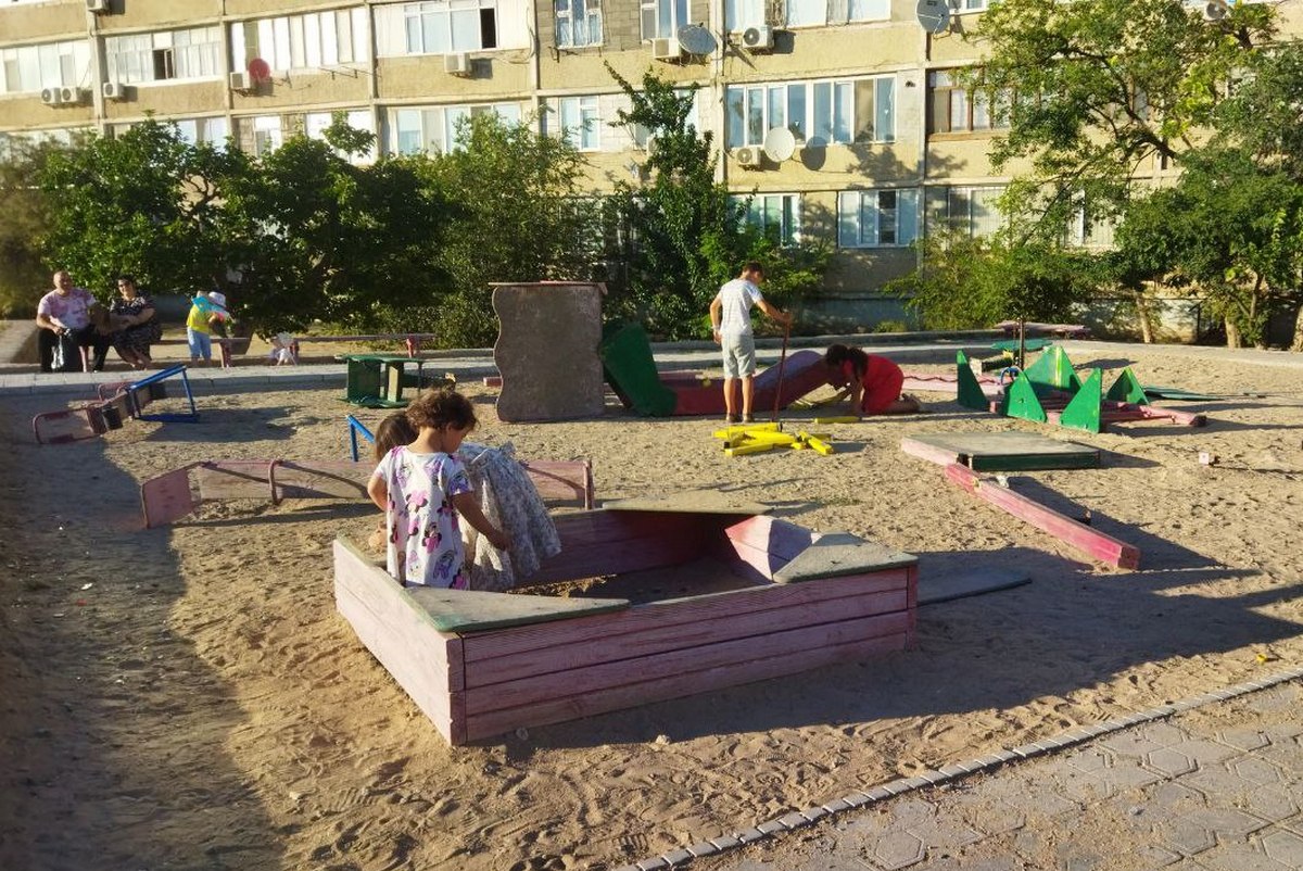 Демонтаж детской площадки вызвал опасения среди родителей в Актау