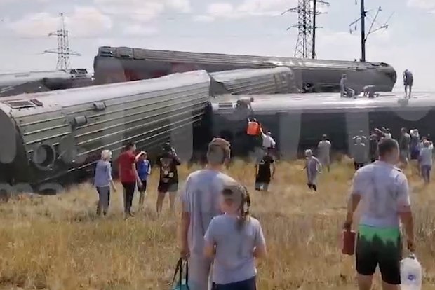 Пассажирский поезд столкнулся с КАМАЗом в российском регионе