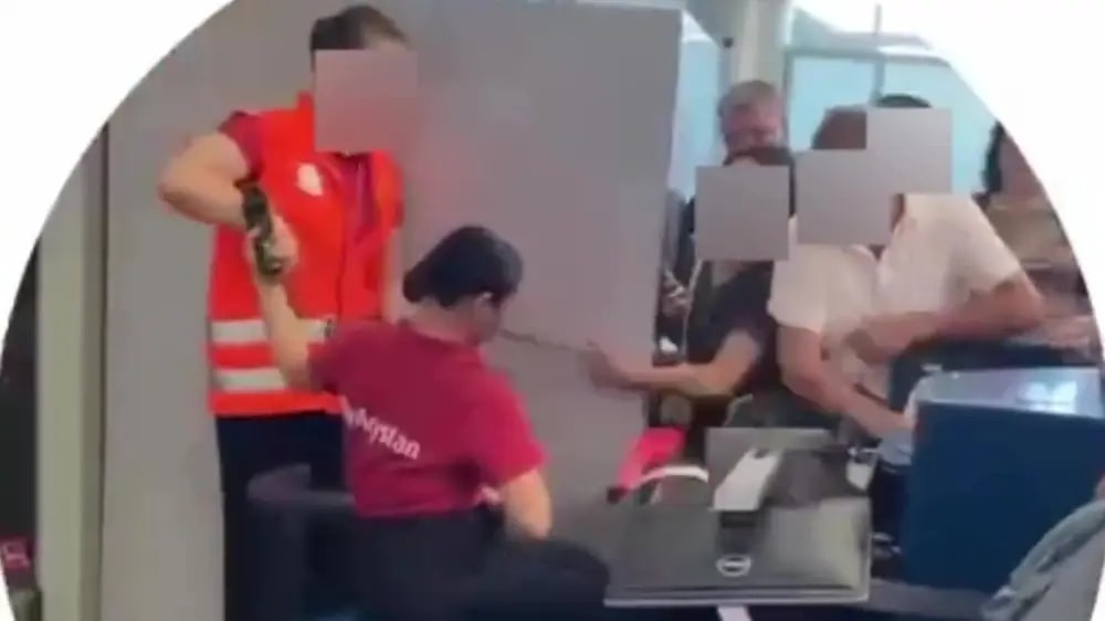 Опоздавшие на рейс пассажиры Fly Arystan устроили погром в аэропорту Алматы: видео